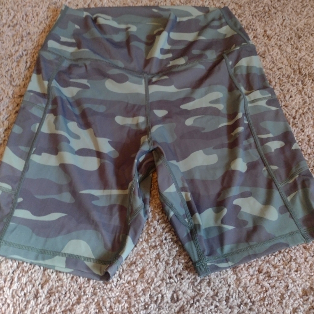 Soothfeel NWT Yoga Shorts size XL